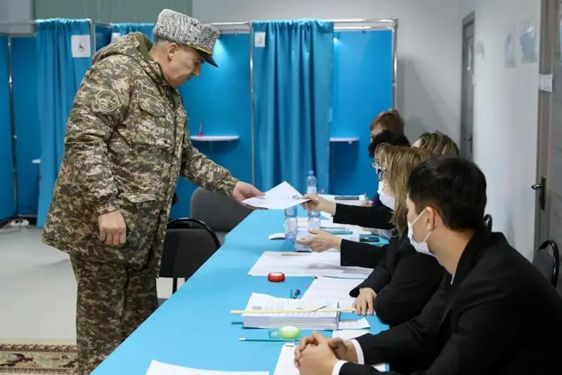 Министр обороны проголосовал на выборах Президента