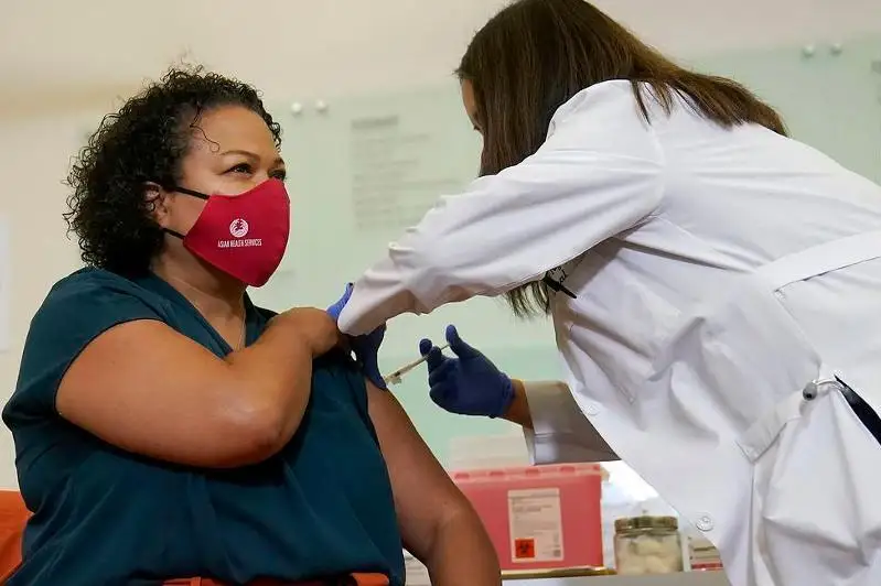 Дунёда коронавирус вакцинасининг етти миллиарддан ортиқ дозаси ишлатилди