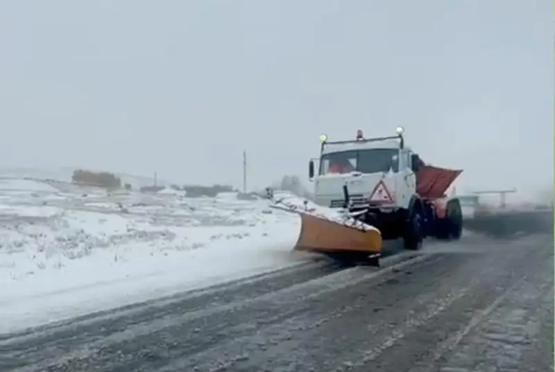 Три единицы спецтехники чистят снег на трассе в Алматинской области