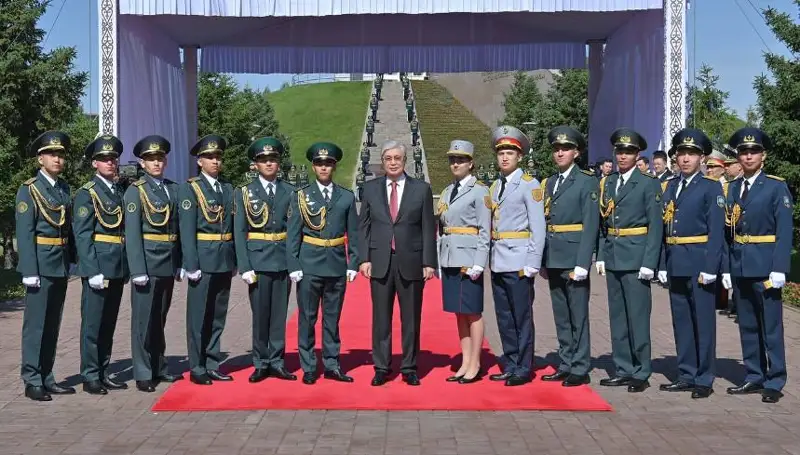 Áskerı oqý ornynyń úzdik túlekteri Bas qolbasshynyń qolynan ofıtser pogonyn aldy