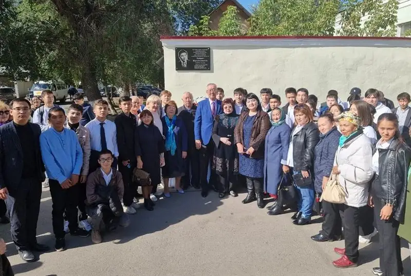 اقىن قايرات جۇماعاليەۆكە ەسكەرتكىش تاقتا مەن اقپاراتتىق پيلون ورناتىلدى - فوتو