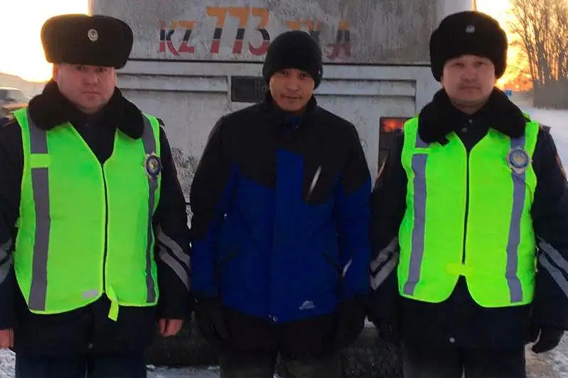 Қозоғистонда полициячилар йўлда қолиб кетган ўзбекистонликларни қутқарди
