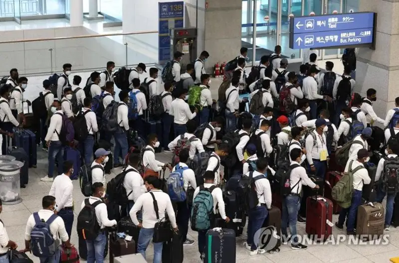 韩国新冠新增病例连续两天低于万例