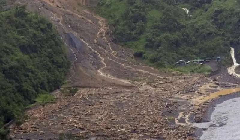 Красный уровень тревоги объявили в Китае из-за схода горных потоков