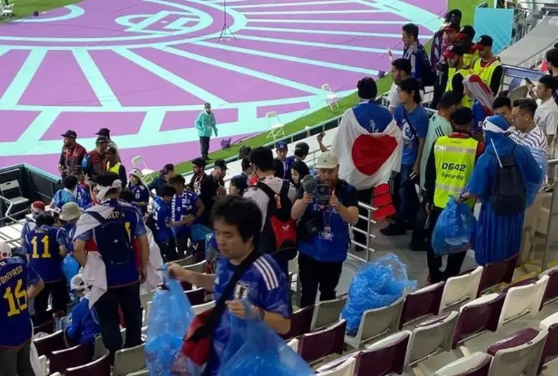 Қатар-2022: Япония мухлислари ўйиндан кейин стадионни тозалаб кетишди