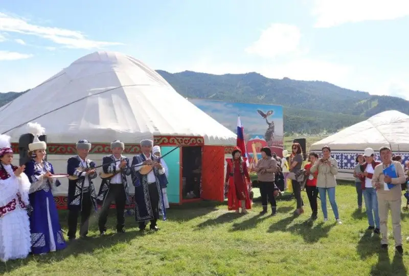 ارقالىق رىسبەك ۇلى: رەسەيدەگى ۇلتتىق بولمىسى تازا ساقتالعان قازاقتار قوساعاشتا تۇرادى