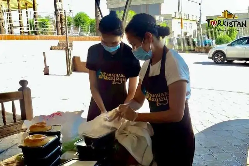 突厥斯坦餐饮企业给医护人员分发免费午餐