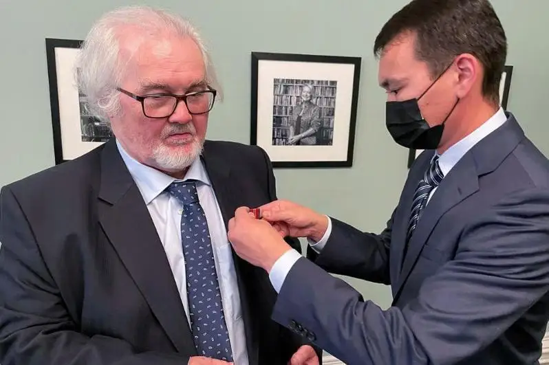 Таниқли британиялик шоирлар  II даражали «Дўстлик» ордени билан тақдирланди