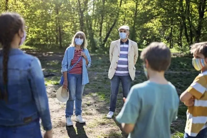 Британияда карантин чоралари юмшатилади ва мактаблар очилади