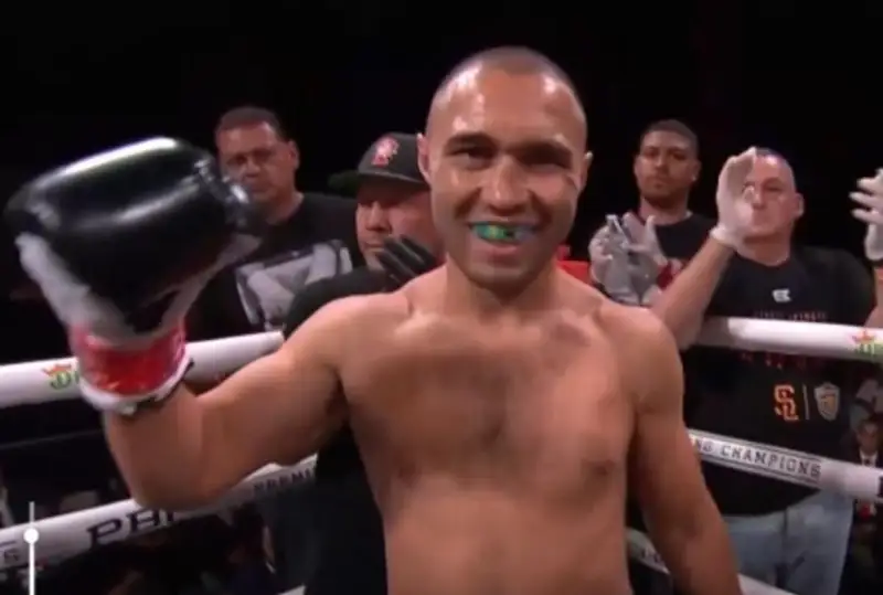 Қозоғистонлик боксчи WBC чемпионлик камари учун жангда муддатидан аввал ғалаба қозонди