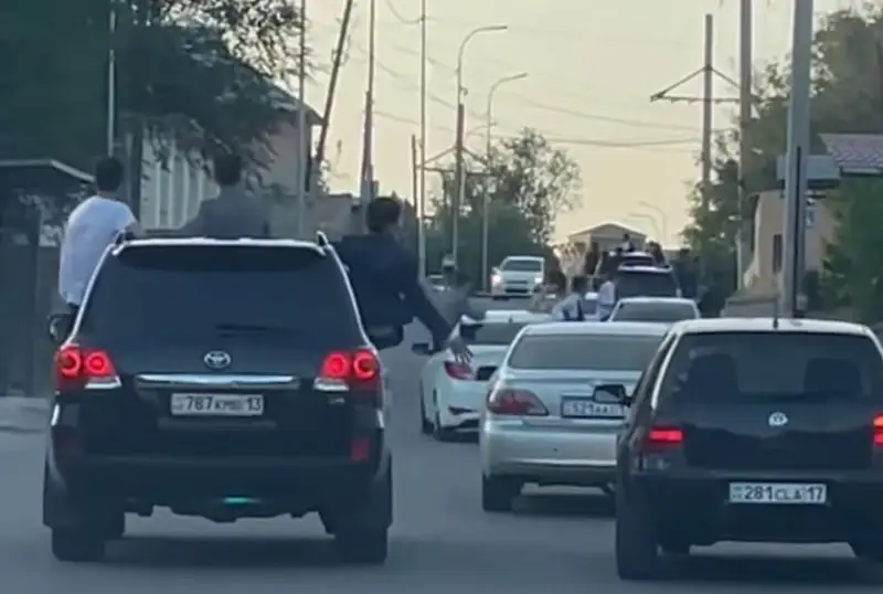 Shymkentte kólikten denesin shyǵaryp serýendegen túlekter korteji jazalandy
