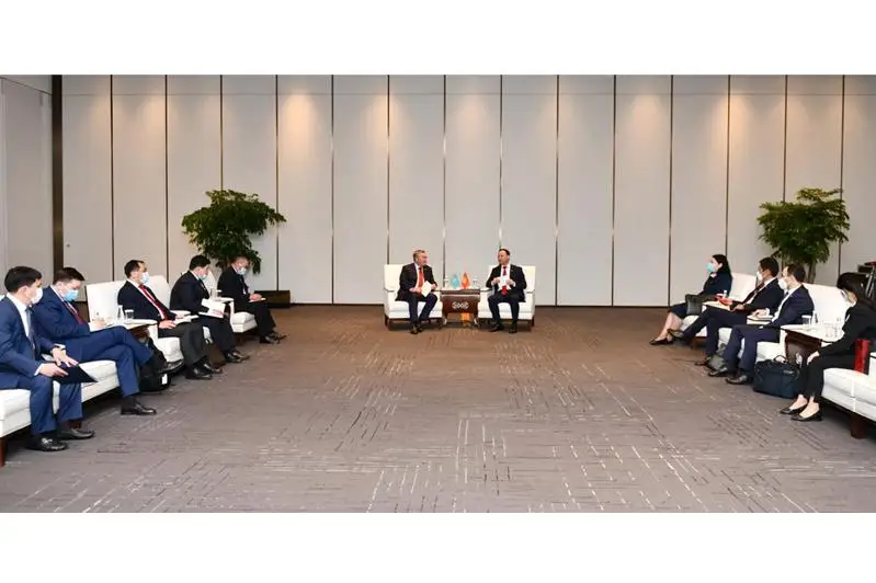 特列吾别尔德会见吉尔吉斯斯坦外长卡扎克巴耶夫