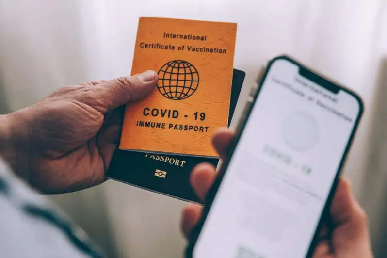 Францияда вакцина рухсатномасини жорий этиш тўғрисидаги қонун кучга кирдиди