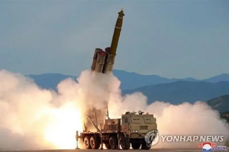韩联社：朝媒报道金正恩执导发射“超大型火箭炮”
