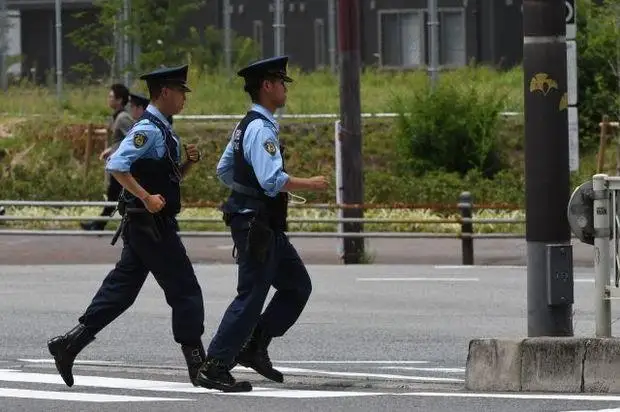 Японияда бир киши интернет-кафе ходимини гаровга олди