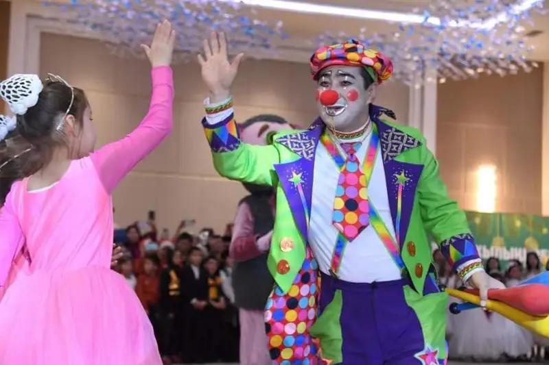 ҚР Президентининг янги йил арчаси туркистонлик 200 дан ортиқ ўқувчига қувонч бағишлади