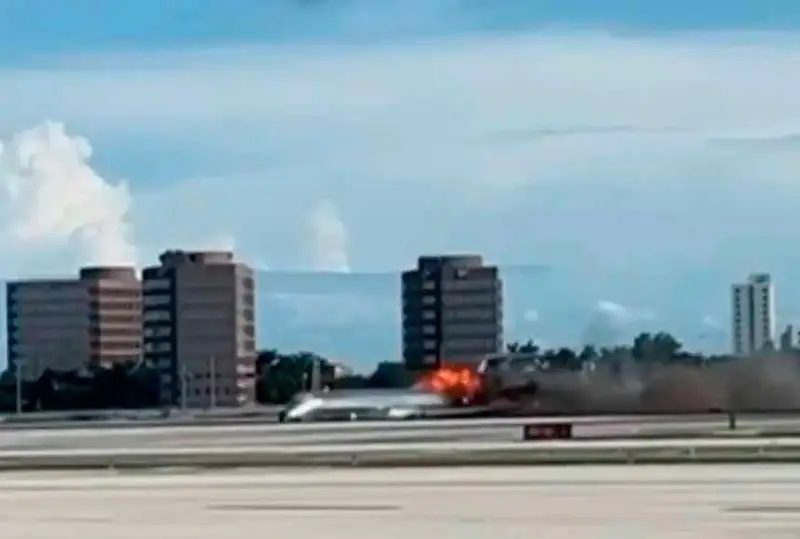 Майами аеропортига қўнган самолёт ёниб кетди