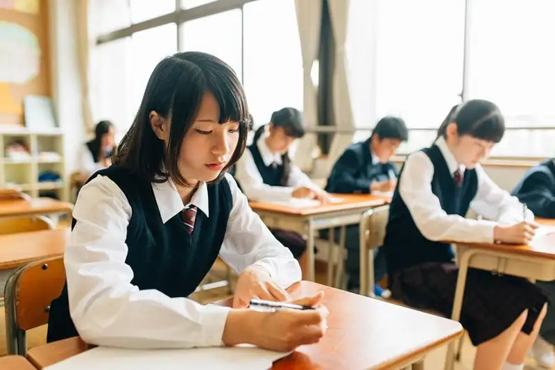 Popýlızmge jol bermeý, bastaǵan reformany aıaqtaý - Japonııanyń bilim júıesi qandaı