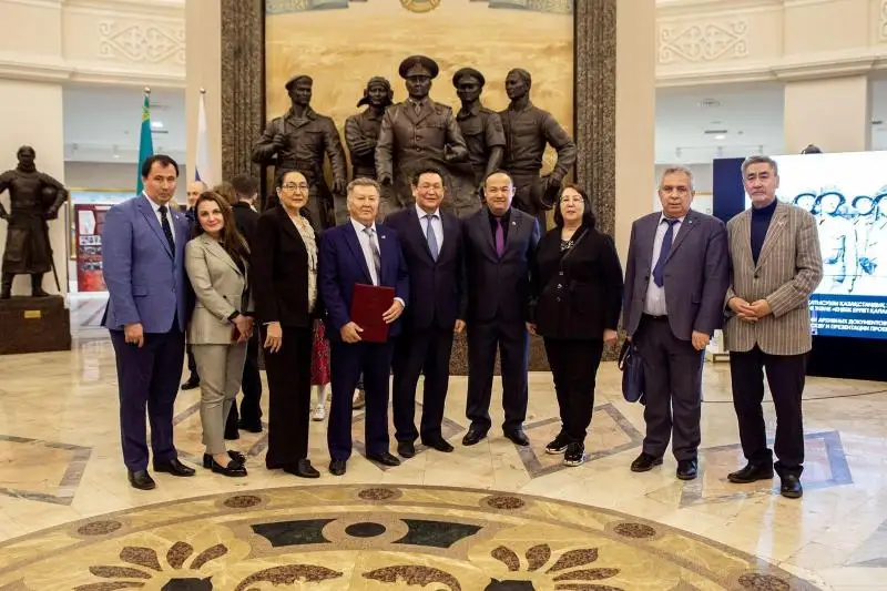 Материалы о Бауыржане Момышулы передали внучатому племяннику Героя