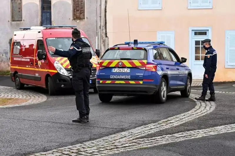 Мужчина застрелил прибывших на вызов полицейских во Франции