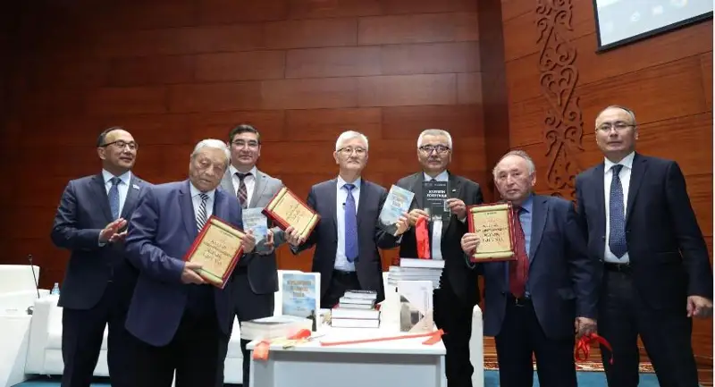 تاريحشى، قىتايتانۋشى تۇرسىنحان زاكەن ۇلىنىڭ ەرەن ەڭبەگى