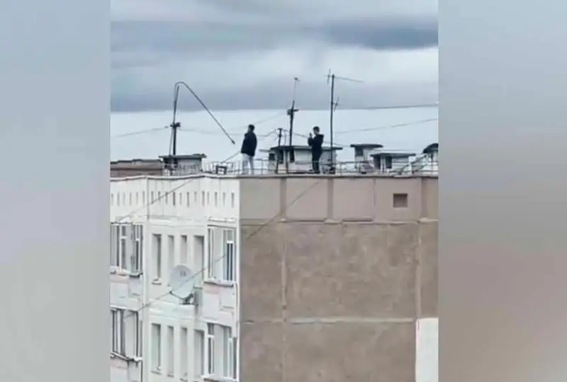 Kókshetaýda jasóspirimder kópqabatty úıdiń shatyrynda fotosessııa jasaǵan