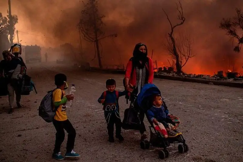 Гуманитар фалокат: Грециядаги энг катта қочоқлар лагери ёниб кетди