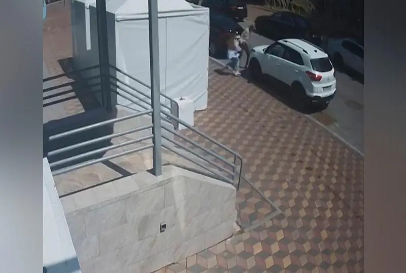 Пакет с 2,8 млн тенге вырвал грабитель у девушки в Нур-Султане