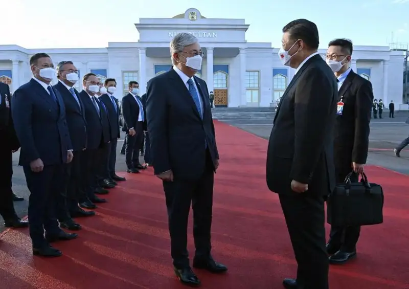 托卡耶夫亲自到机场为习近平送行