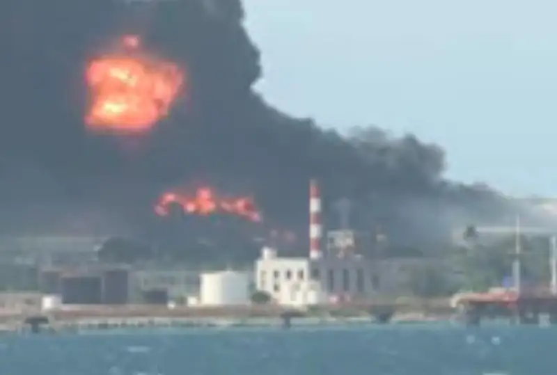 Нефтехранилище взорвалось на Кубе из-за удара молнии