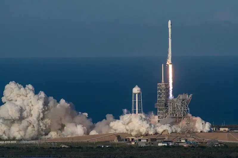 SpaceX将送首个全平民机组进入太空轨道