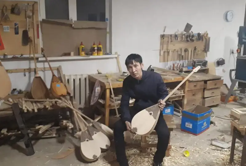 اتىراۋلىق شەبەر نۇرلىبەك بيسەمبايەۆ ايىنا 100 دومبىرا جاسايدى