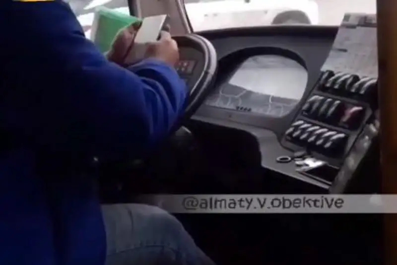 الماتىدا شىنتاعىمەن اۆتوبۋس ايداعان جۇرگىزۋشى جازالاندى - ۆيدەو