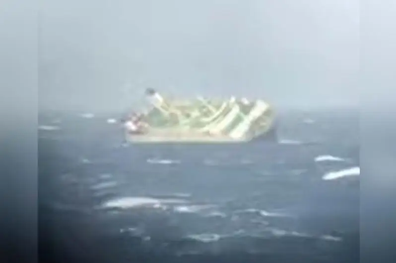 Форс кўрфазида автомобиллар ортилган юк кемаси чўкиб кетди