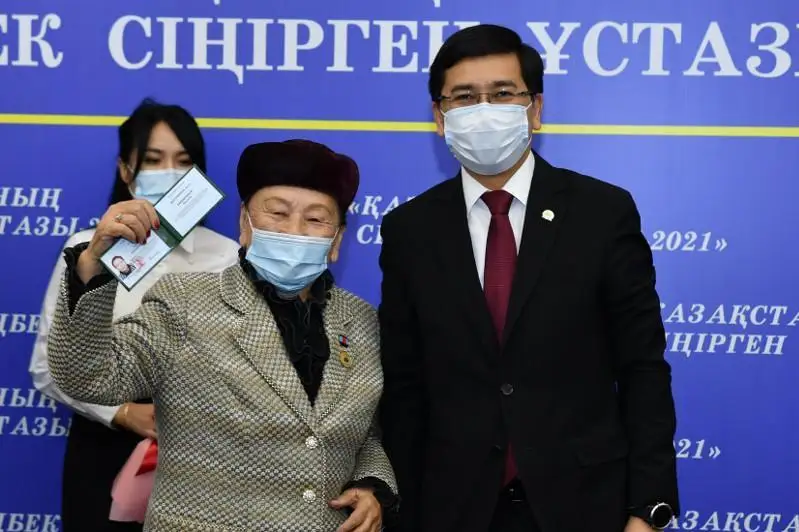 20名教师获颁“哈萨克斯坦功勋教师”国家奖