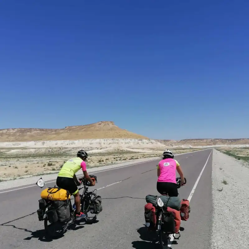 ۆەلوسيپەدپەن الەمدى ارالاپ جۇرگەن ەرلى- زايىپتى فرانسۋزدار اقتاۋعا كەلدى