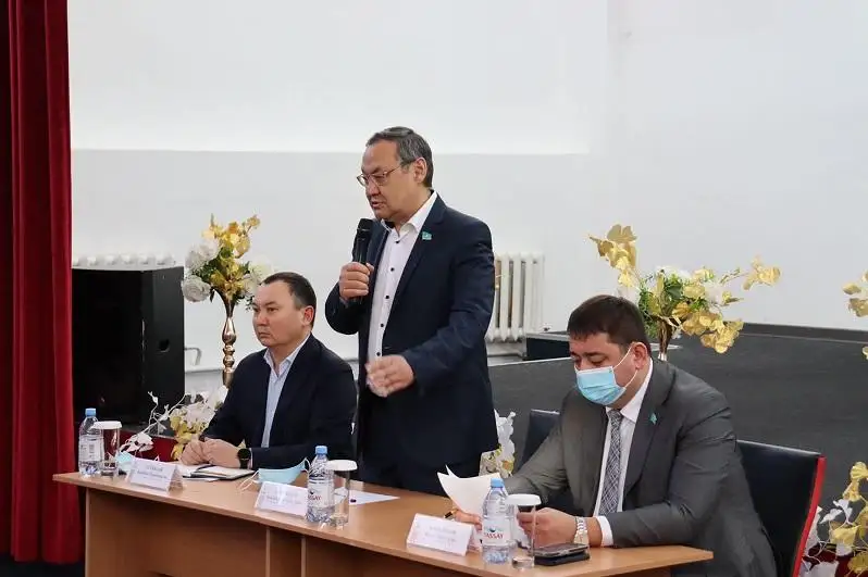 Nur-Sultan mańyndaǵy saıajaı turǵyndary depýtatqa problemalaryn jetkizdi