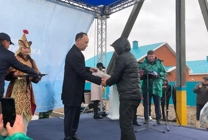 Ключи от квартир вручили пострадавшим от лесных пожаров в Костанайской области