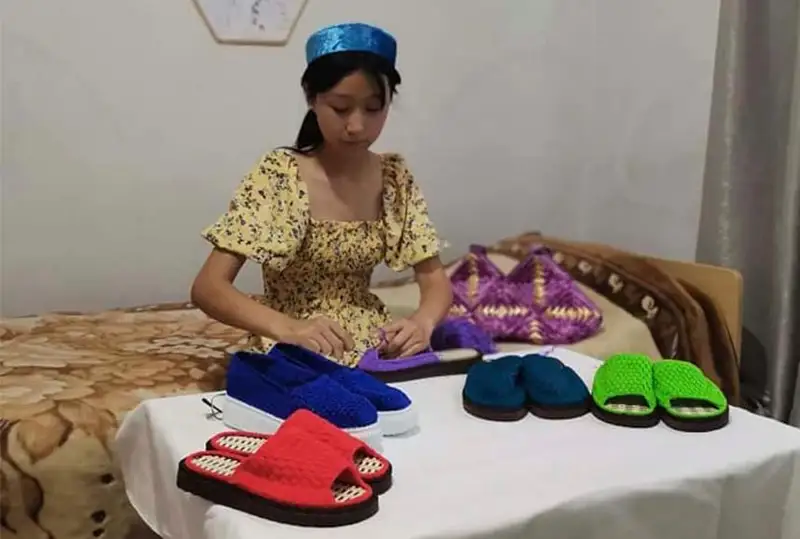 Qyzylordalyq oqýshy erekshe aıaq kıimder tigip, mol tabys tabady