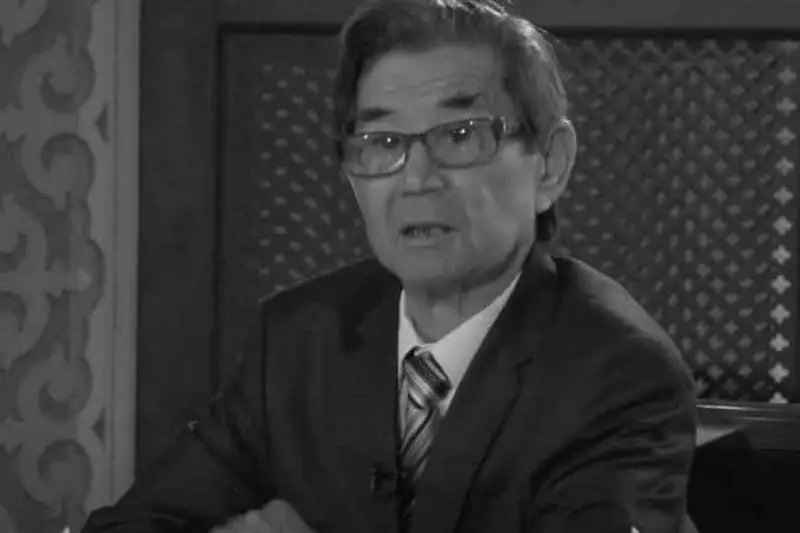 托卡耶夫总统就著名作家尼亚孜别克逝世致唁电