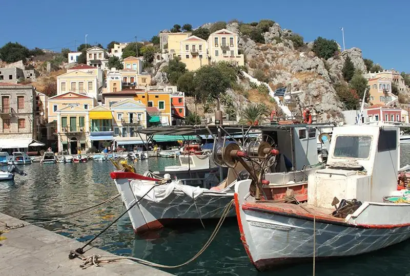 Греция ёнғин туфайли таътиллари қисқарган сайёҳларга Родосда бепул дам олишни таклиф қилмоқда