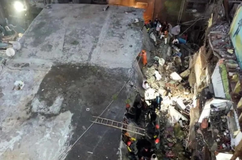 Ҳиндистонда уч қаватли уй ўпирили, ўнлаб одам вайрона остида қолиб кетди