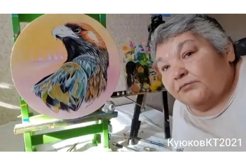 اكتەر جان كلود ۆاندامم قوس قولى جوق قازاق سۋرەتشىسىنە العىس ايتتى