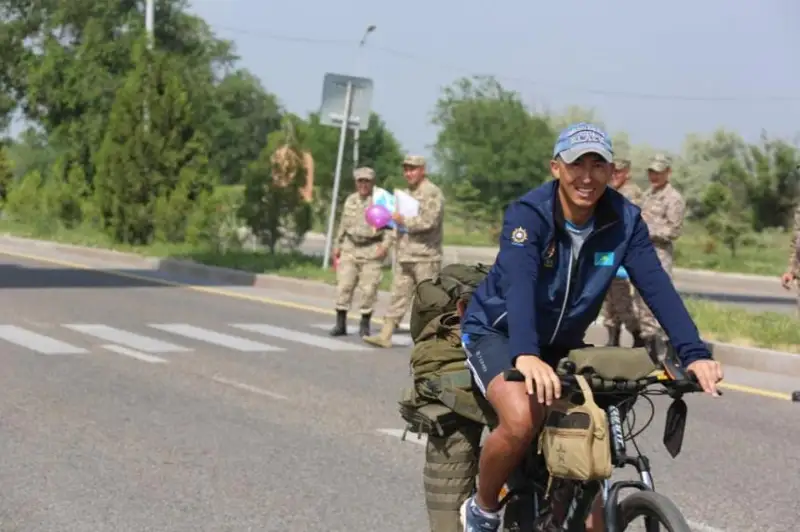 Қозоғистонлик ҳарбий хизматчи велосипедда уч минг километр масофани босиб ўтмоқчи