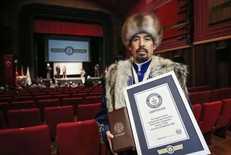 «Манас» достонини 124 соат давомида ўқиган Рисбай Исақов Гиннеснинг рекордлар китобига кирди