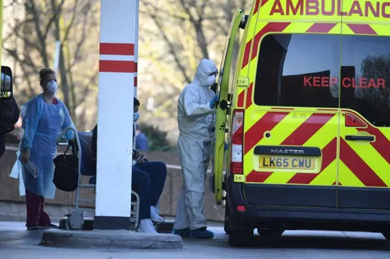 Буюк Британияда бир кунда 1035 киши коронавирусдан вафот этди