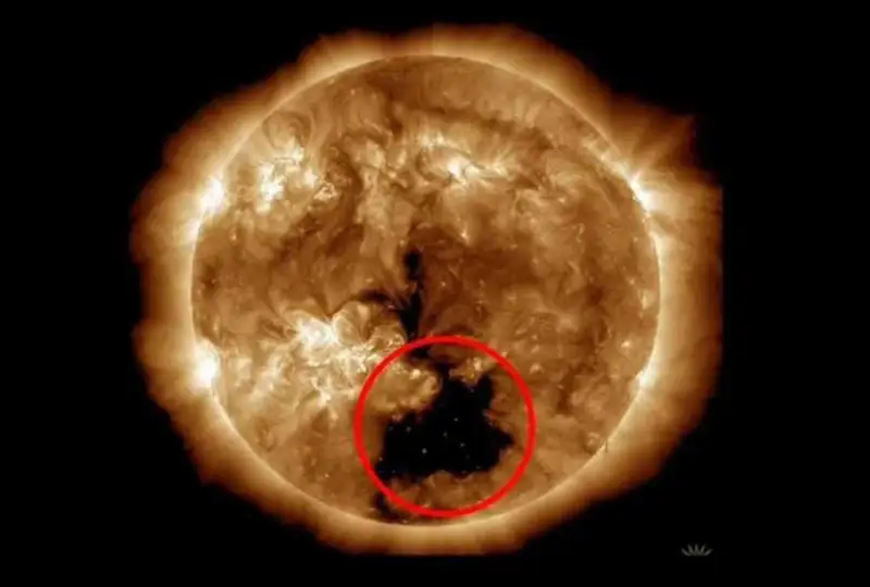 科学家发现太阳表面一周内出现两个巨洞
