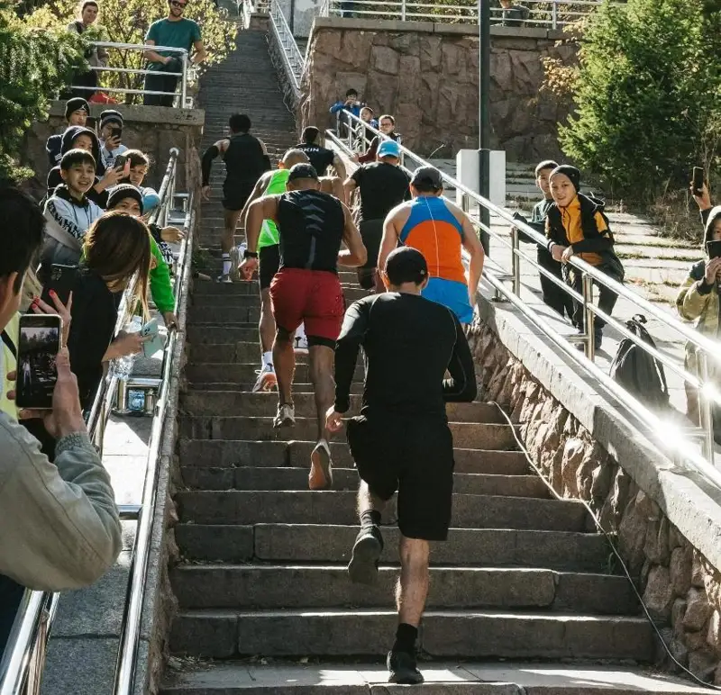 الماتىدا مەدەۋدەگى «دەنساۋلىق ساتىسىنا» جۇگىرىپ شىعۋدان سايىس وتەدى