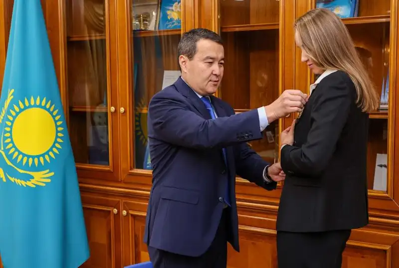 Алихан Смаилов вручил Елене Рыбакиной орден «Достық»