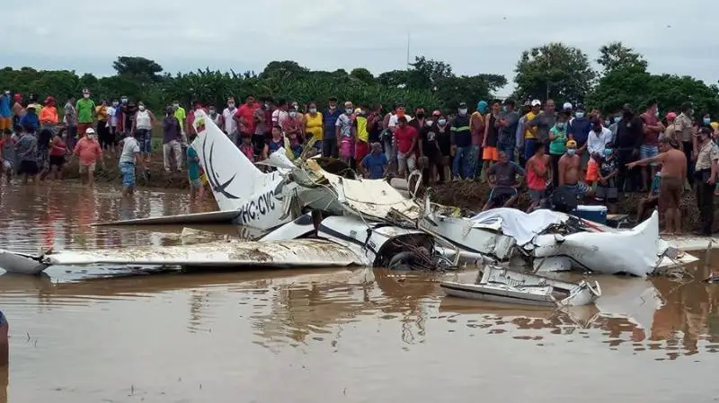 Эквадорда самолёт қулаб тушди, олти киши ҳалок бўлди